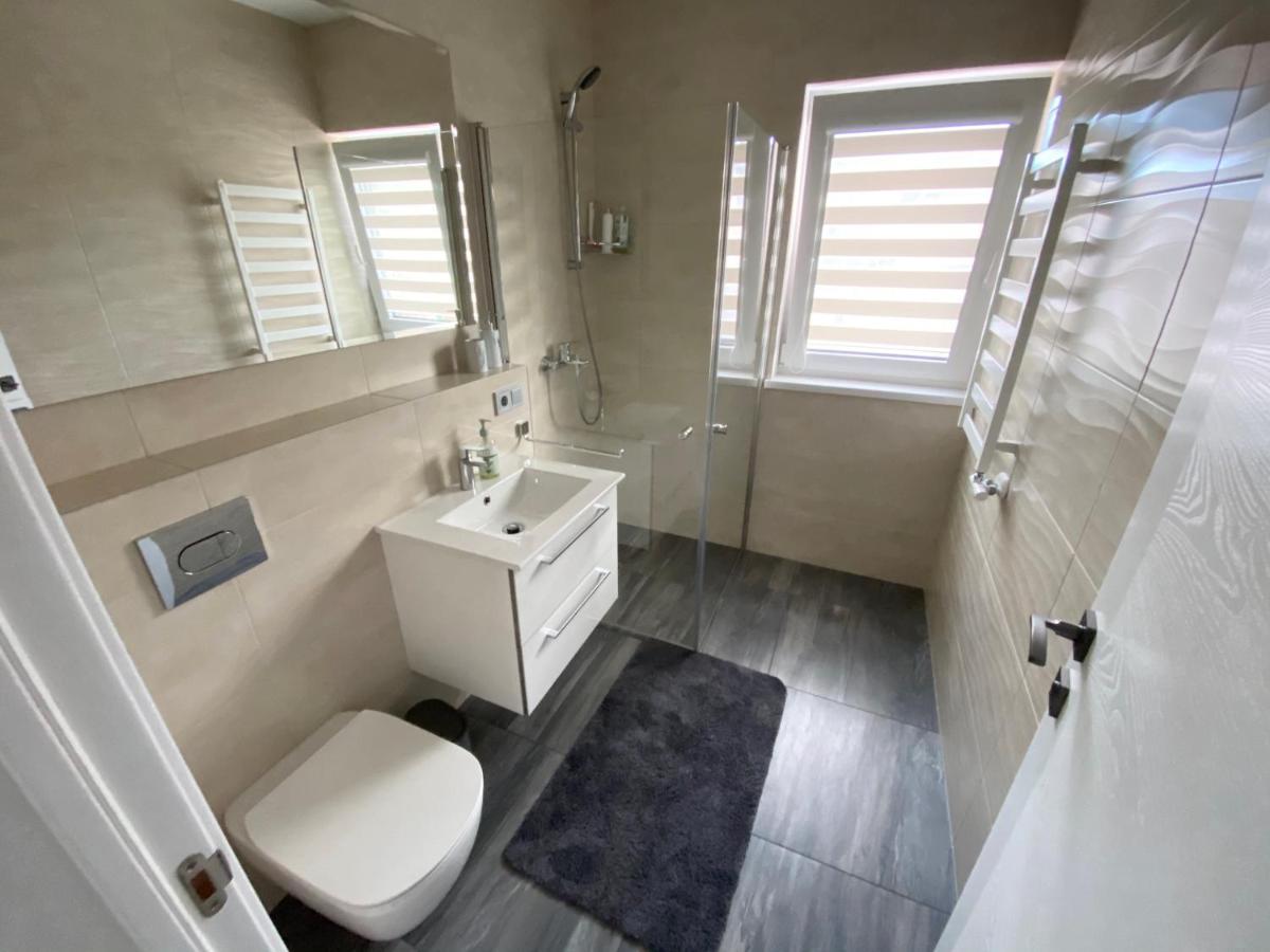 New J&R Apartment Near Girstutis, Free Private Parking & Self Check-In Kaunas Bagian luar foto